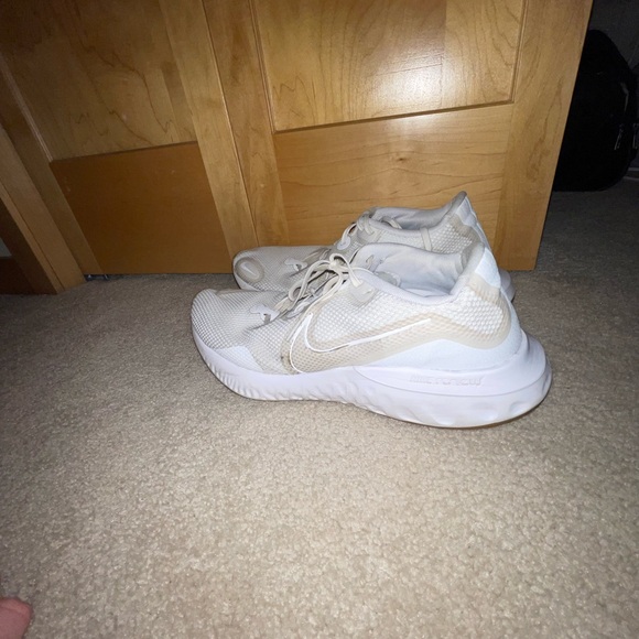 Nike Men's Athletic Shoes in White and Cream - Picture 3 of 4